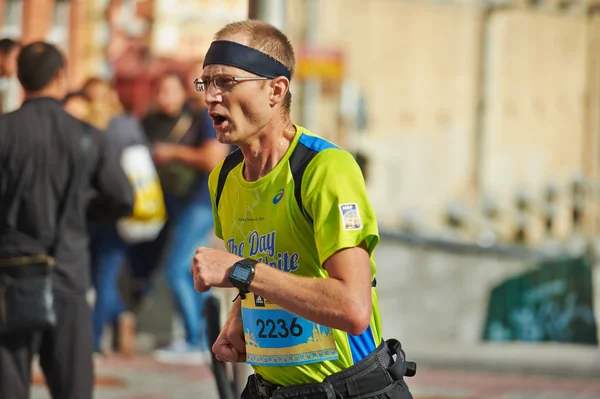 Muž běží v Kyjevě půlmaraton — Stock fotografie