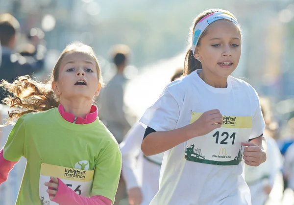 Děti běží v Kyjevě půlmaraton — Stock fotografie