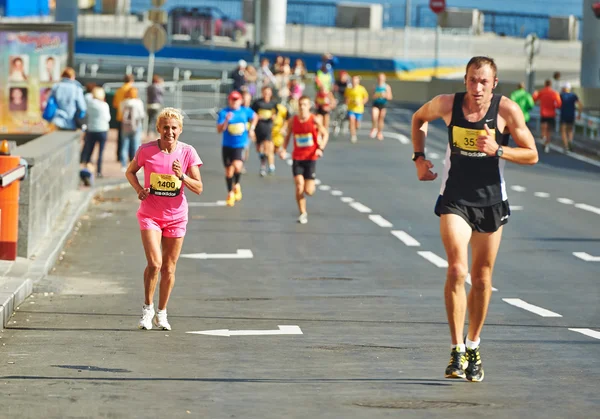 La gente corre en la Media Maratón de Kiev —  Fotos de Stock