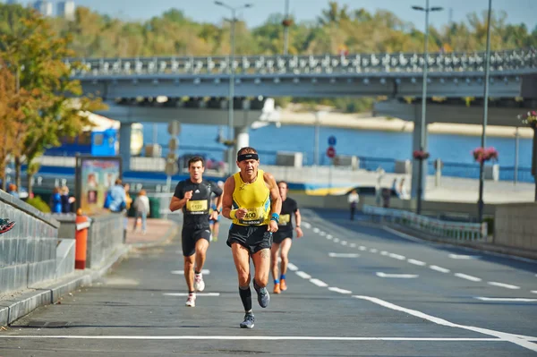 La gente corre en la Media Maratón de Kiev —  Fotos de Stock