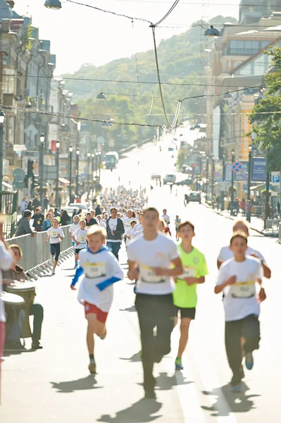 Les enfants courent sur le demi-marathon de Kiev — Photo