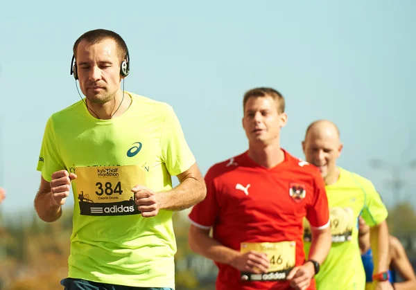 La gente corre en la Media Maratón de Kiev —  Fotos de Stock
