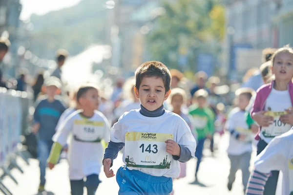 Τα παιδιά τρέχουν σε Κίεβο Ημιμαραθώνιος — Φωτογραφία Αρχείου
