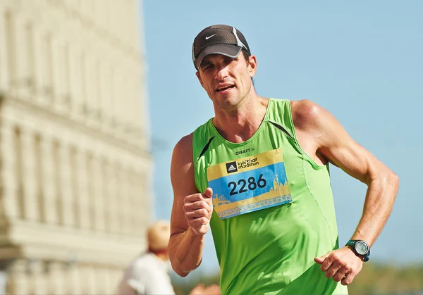 Hombre corriendo en la Media Maratón de Kiev — Foto de Stock