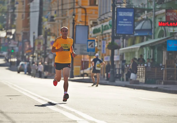 男人在基辅半程马拉松赛上运行 — 图库照片