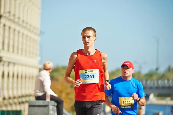 Les gens courent sur le demi-marathon de Kiev — Photo