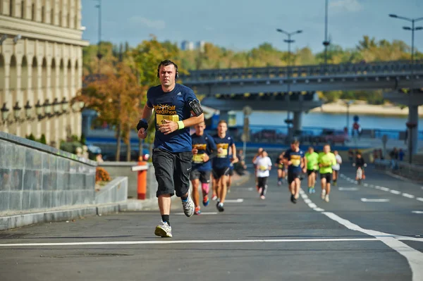 La gente corre en la Media Maratón de Kiev — Foto de Stock