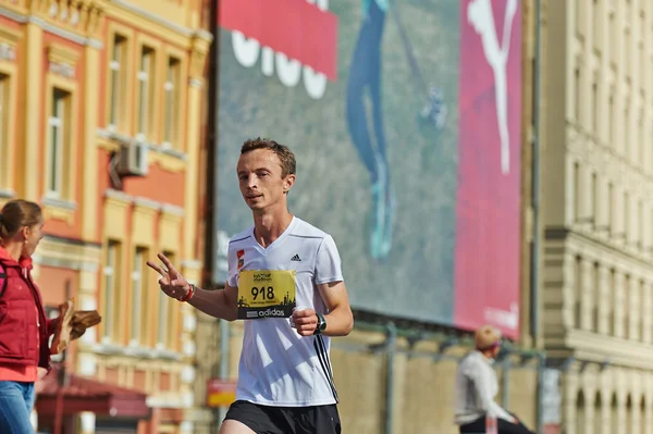 Uomo che corre sulla mezza maratona di Kiev — Foto Stock