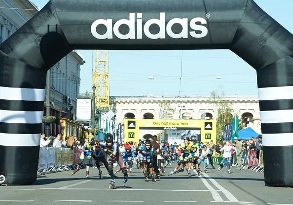 Kinderen op Kiev halve marathon inlineskating — Stockfoto