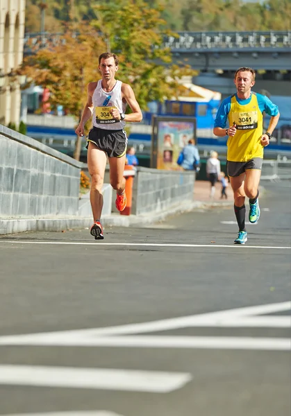 人々 はキエフのハーフ マラソンを実行します。 — ストック写真