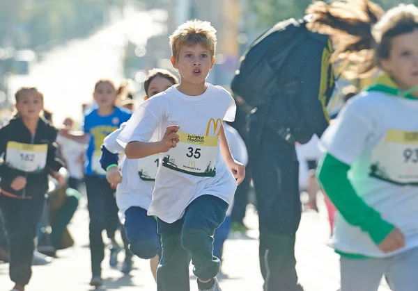 Kinder laufen beim Kyiv-Halbmarathon — Stockfoto