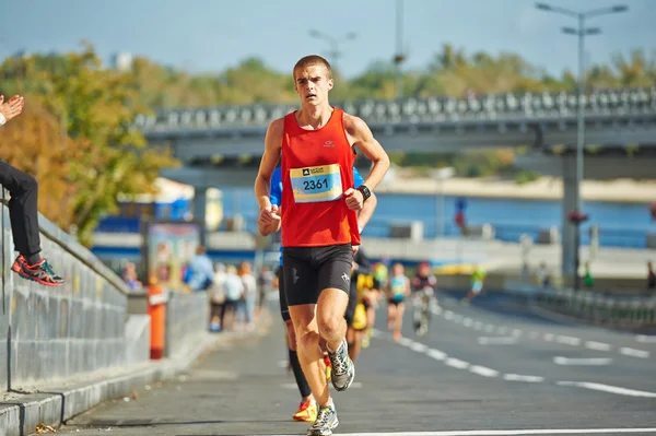 Les gens courent sur le demi-marathon de Kiev — Photo