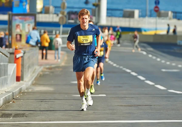 Kiev üzerinde yarı maraton koşan adam — Stok fotoğraf