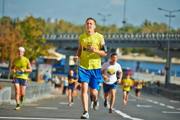 Homem correndo em Kiev meia maratona — Fotografia de Stock