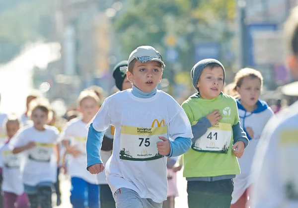 子供のキエフのハーフ マラソンを実行します。 — ストック写真