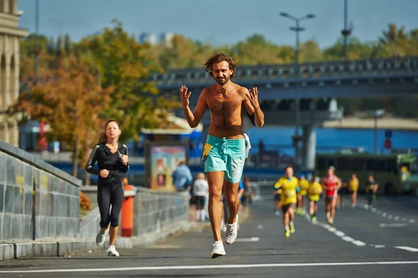 La gente corre en la Media Maratón de Kiev — Foto de Stock