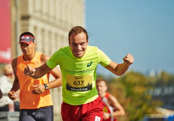 As pessoas correm na meia maratona de Kiev — Fotografia de Stock