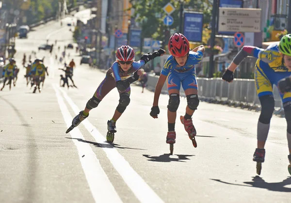 Kinderen op Kiev halve marathon inlineskating — Stockfoto