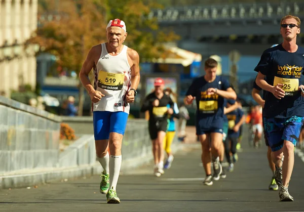 La gente corre en la Media Maratón de Kiev — Foto de Stock