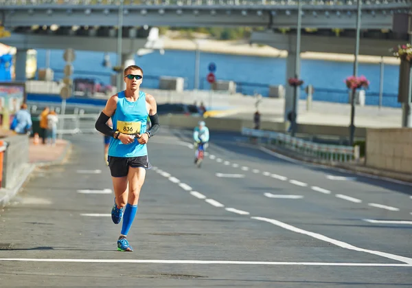 Insanlar üzerinde Kiev yarım maraton koşmak — Stok fotoğraf