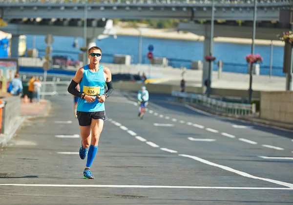 La gente corre en la Media Maratón de Kiev —  Fotos de Stock