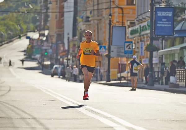 Férfi futó Budapest Félmaraton — Stock Fotó