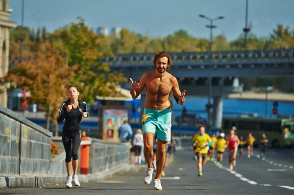 La gente corre en la Media Maratón de Kiev — Foto de Stock