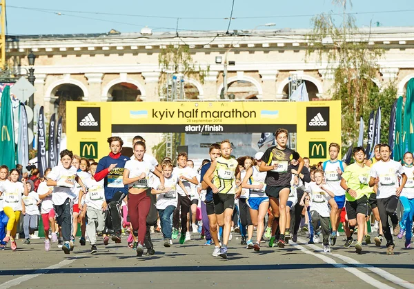 Children run on  Kyiv Half Marathon — Stock Photo, Image