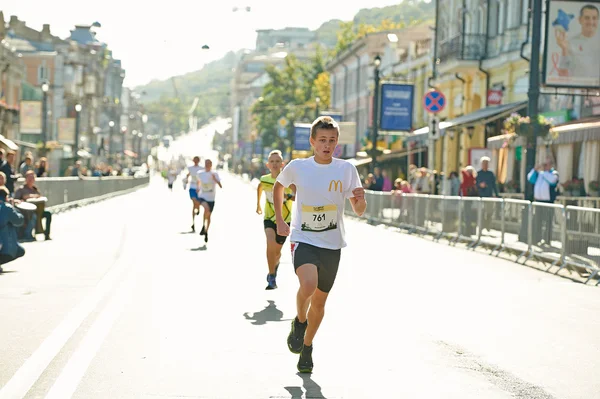 Les enfants courent sur le demi-marathon de Kiev — Photo