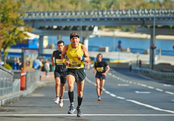 Mensen lopen op Kiev halve marathon — Stockfoto