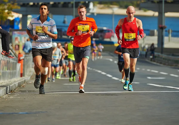 La gente corre en la Media Maratón de Kiev — Foto de Stock