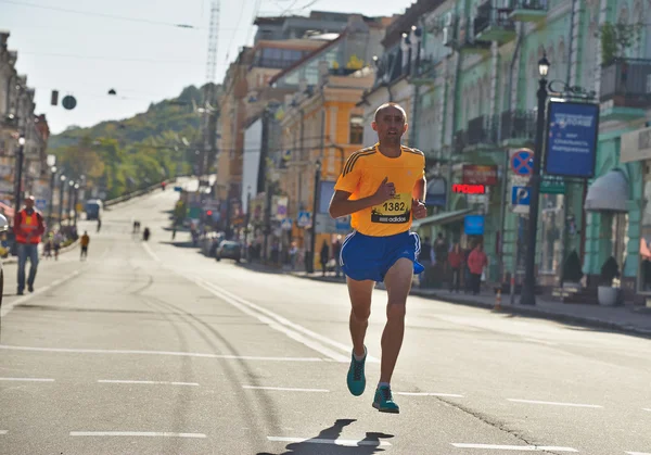 Muž běží v Kyjevě půlmaraton — Stock fotografie
