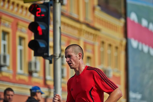 Человек бежит на Киевском полумарафоне — стоковое фото