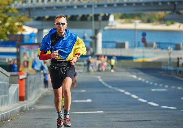 Kiev üzerinde yarı maraton koşan adam