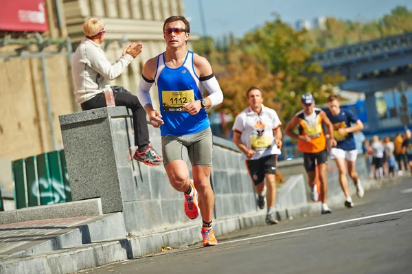 La gente corre en la Media Maratón de Kiev — Foto de Stock