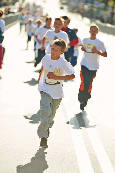 Les enfants courent sur le demi-marathon de Kiev — Photo