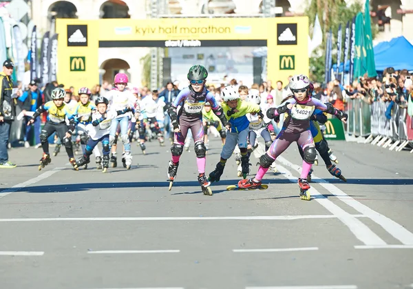 Kinderen op Kiev halve marathon inlineskating — Stockfoto