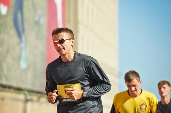 La gente corre en la Media Maratón de Kiev — Foto de Stock