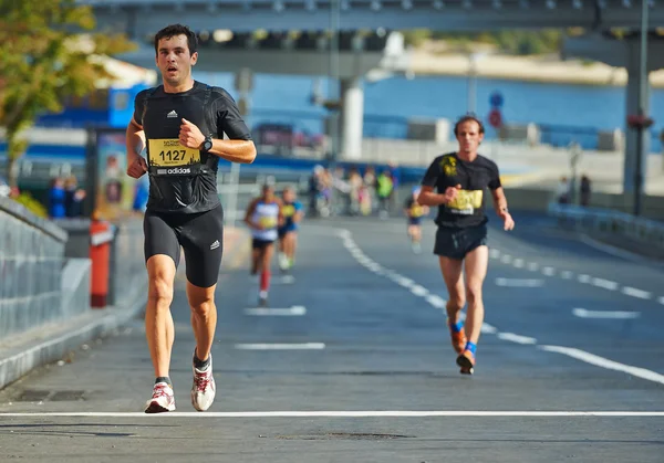 La gente corre en la Media Maratón de Kiev — Foto de Stock