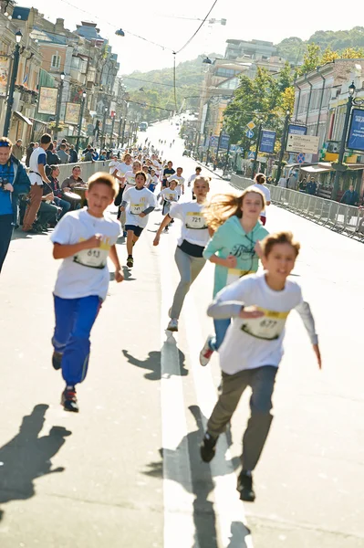 I bambini corrono sulla mezza maratona di Kiev — Foto Stock