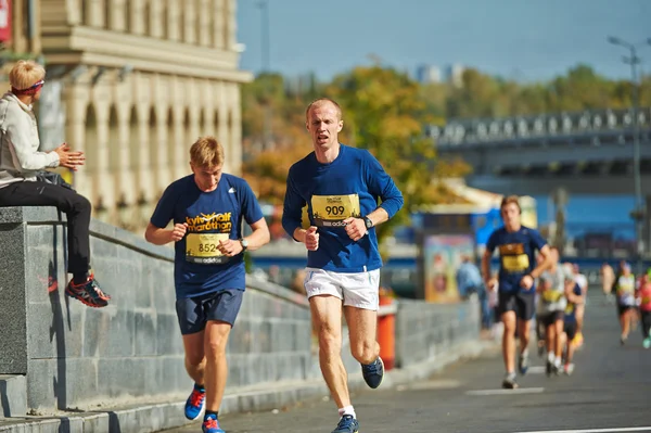 Insanlar üzerinde Kiev yarım maraton koşmak — Stok fotoğraf