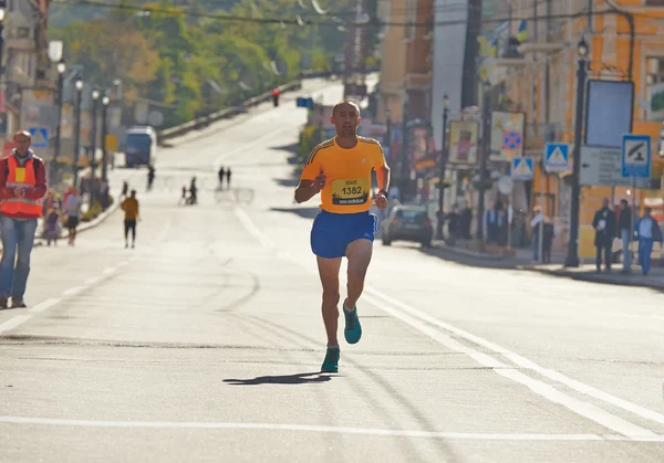 Muž běží v Kyjevě půlmaraton — Stock fotografie