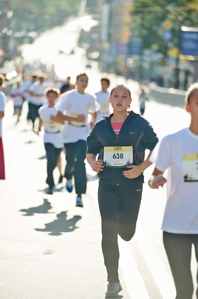 Les enfants courent sur le demi-marathon de Kiev — Photo