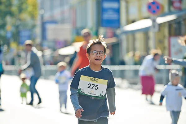 孩子们在基辅半程马拉松赛上运行 — 图库照片
