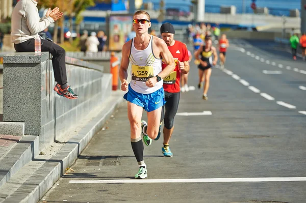 As pessoas correm na meia maratona de Kiev — Fotografia de Stock