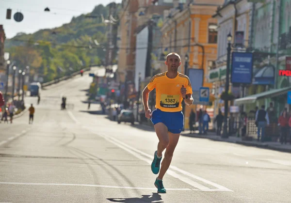 Uomo che corre sulla mezza maratona di Kiev — Foto Stock