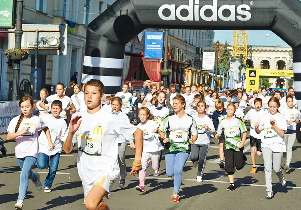 Children run on  Kyiv Half Marathon — Stock Photo, Image