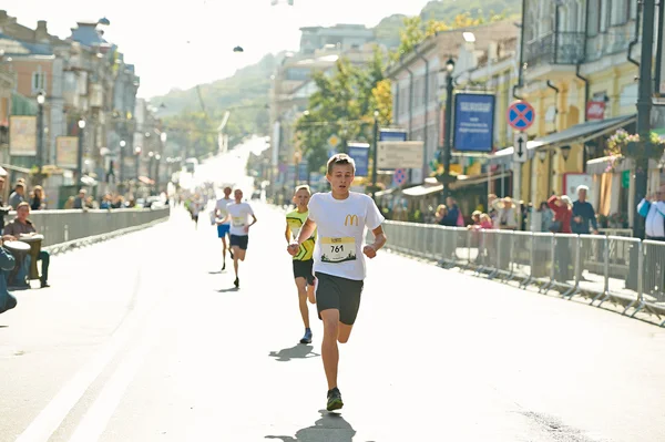 Les enfants courent sur le demi-marathon de Kiev — Photo