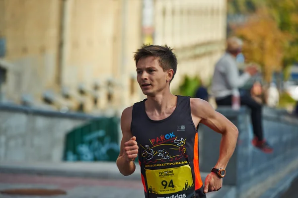 Hombre corriendo en la Media Maratón de Kiev — Foto de Stock