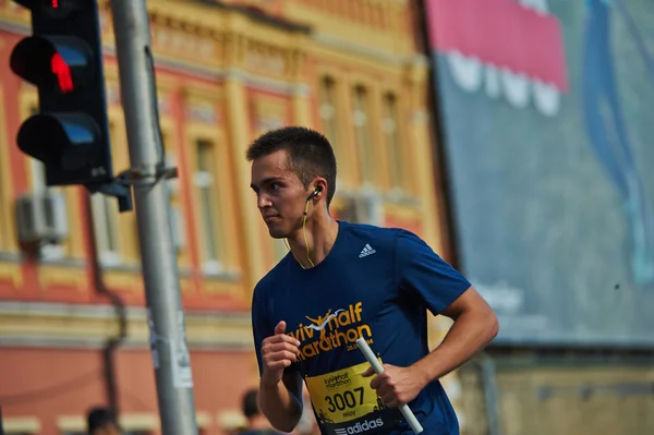 Uomo che corre sulla mezza maratona di Kiev — Foto Stock